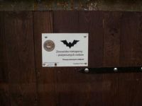 Oznakowanie drzwi piwniczek ziemnych stanowiących zimowiska nietoperzy 