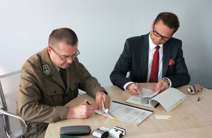 Dyrektorzy podpisują umowę, fot. E.Siatecka 25.08.2014 r.